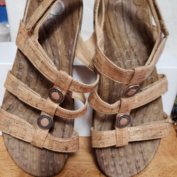 Vionic Yasmin II sandals.  Size US 7, UK 38 - Picture 4 of 9